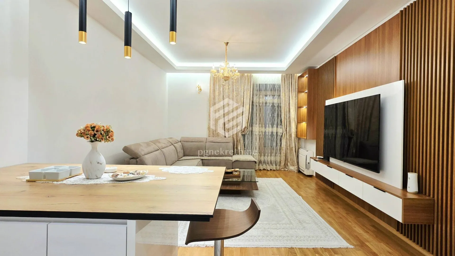 Izdavanje, dvosoban stan, 88m², Centar, Podgorica
