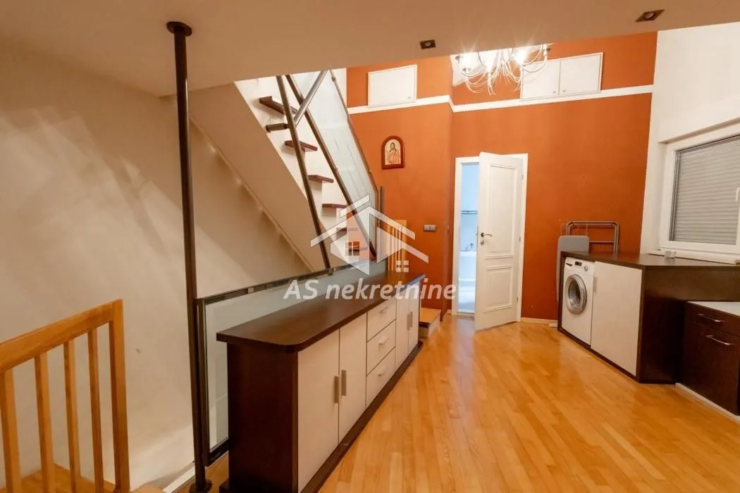 Izdavanje, četvorosoban stan, 140m², Obilićev Venac, Beograd