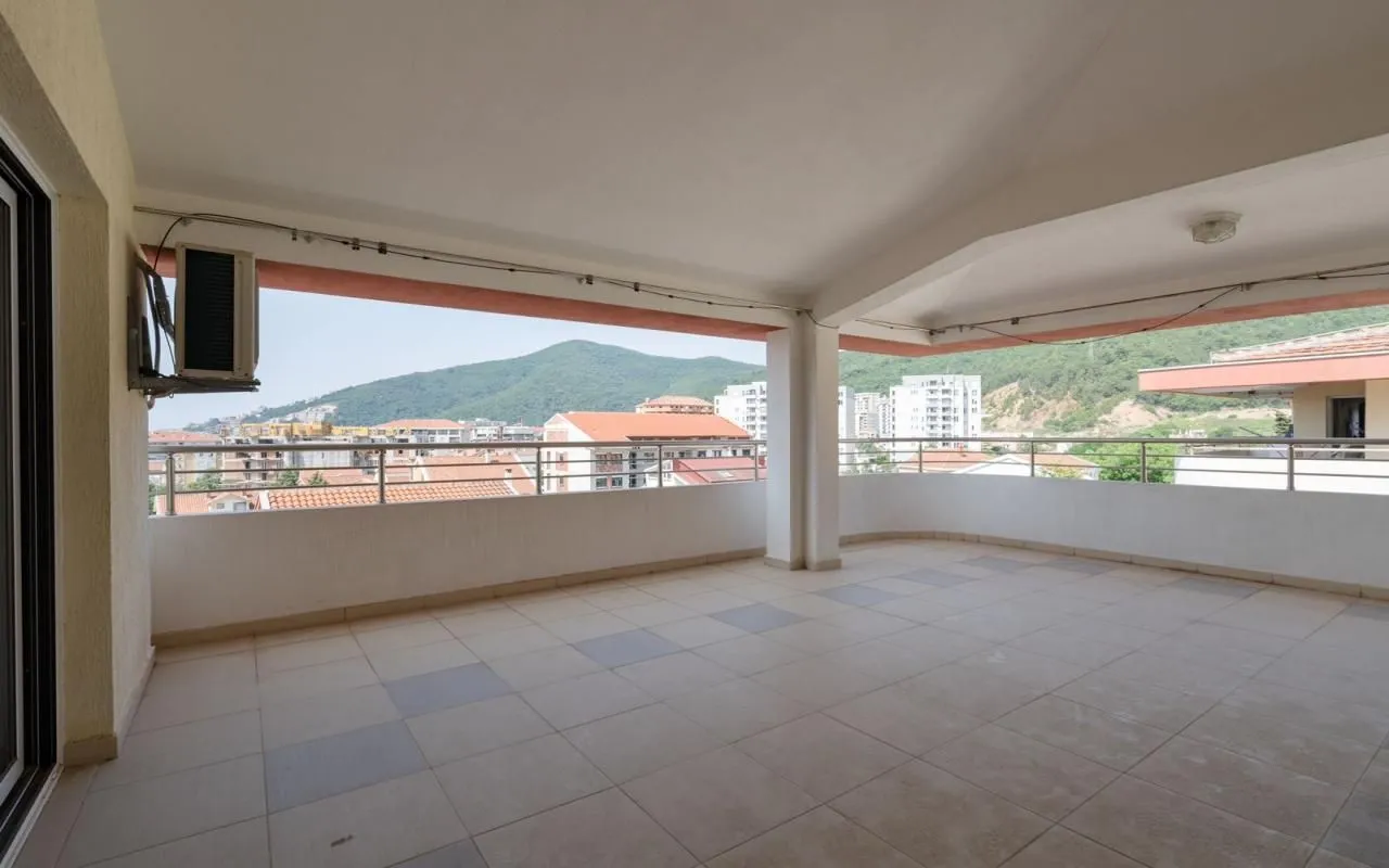 Prodaja, četvorosoban stan, 222m², Podmaine, Budva