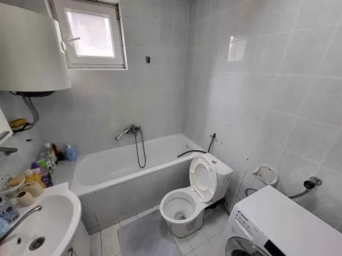 Manje kupatilo sa kadom, wc šoljom, umivaonikom i mašinom za veš. - image 9