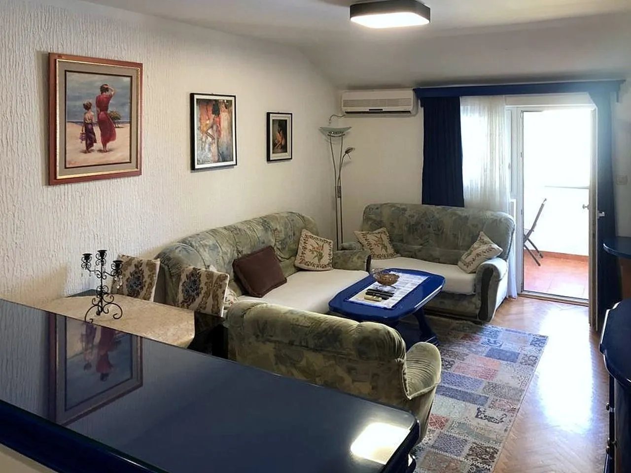 Living room with seating furniture, dining table, and access to the terrace.
