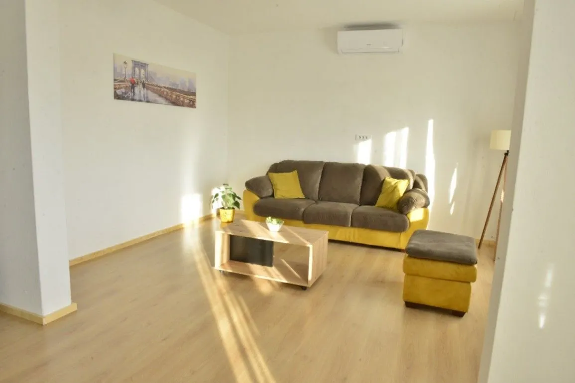 Izdavanje, četvorosoban stan, 210m², Marići, Tivat