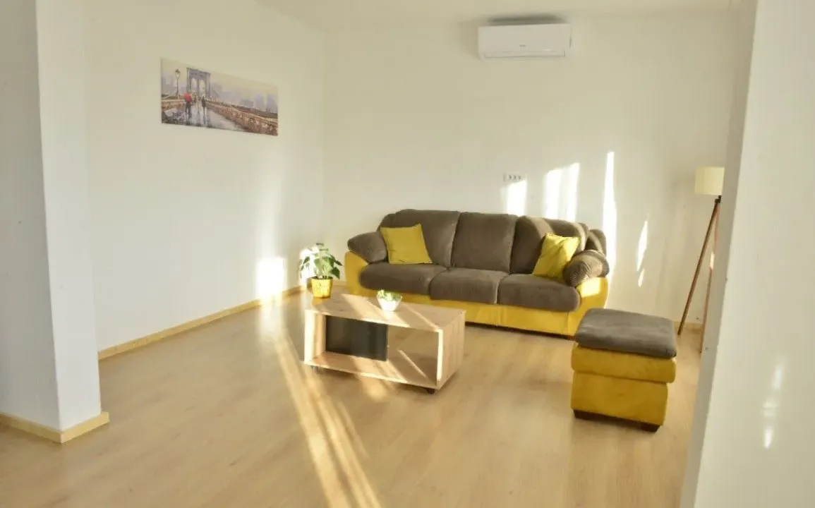 Izdavanje, četvorosoban stan, 210m², Marići, Tivat