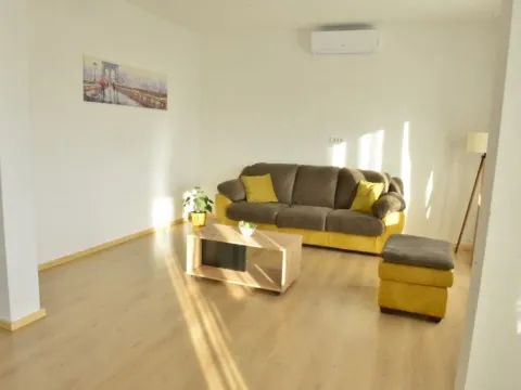 Izdavanje, četvorosoban stan, 210m2, Marići, Tivat Izdavanje, četvorosoban stan, 210m2, Marići, Tivat