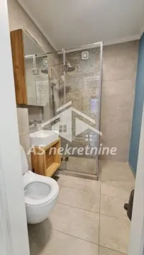 Moderno opremljeno kupatilo sa tuš kabinom i umivaonikom. - image 10
