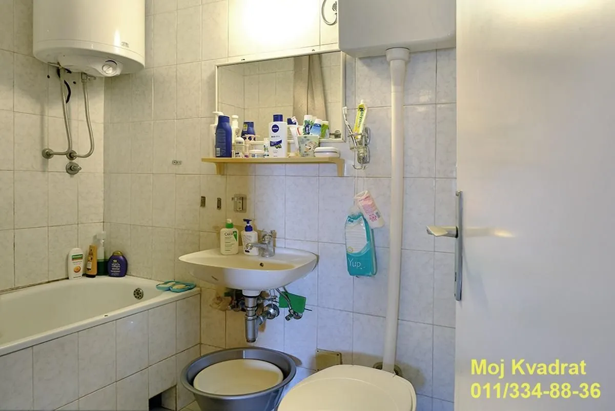 Kupatilo opremljeno kadom, umivaonikom, toaletom i zidnim bojlerom.
