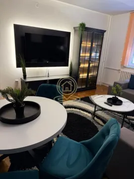 Dnevna soba sa trpezarijskim delom, TV-om i modernim nameštajem. - image 5