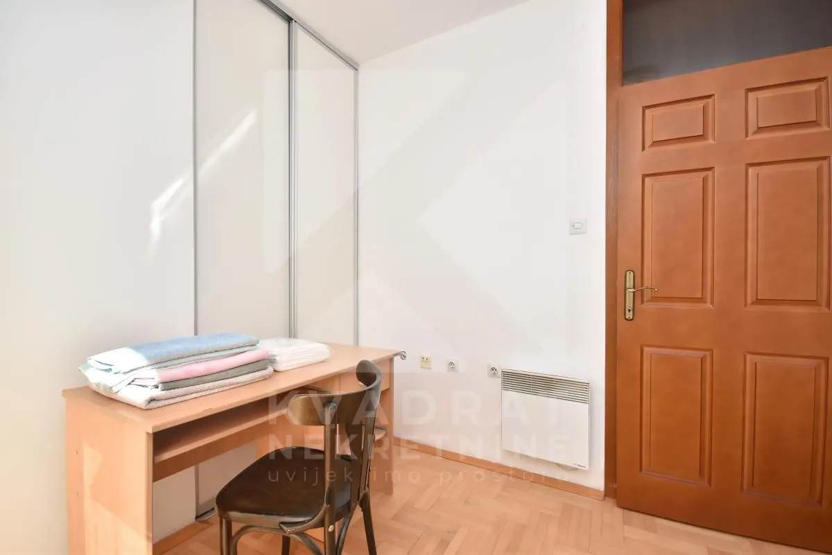 Izdavanje, četvorosoban stan, 160m², Tološi, Podgorica