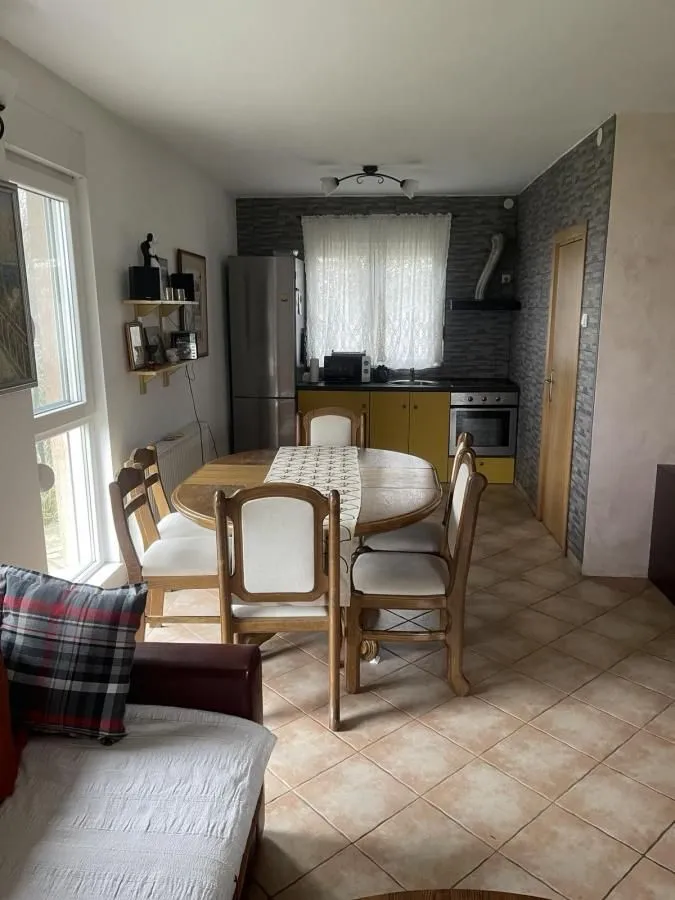 Izdavanje, kuća, 110m², Zemun Ugrinovci, Zemun Sve Podlokacije