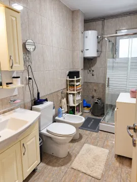 Kupatilo opremljeno umivaonikom, WC šoljom, bideom i tuš kabinom. - image 10