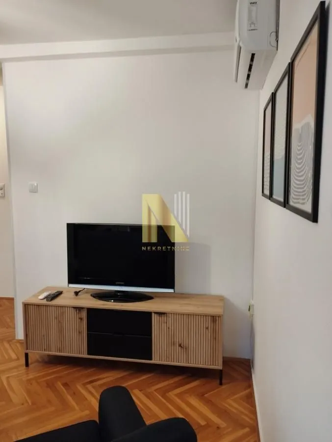 Izdavanje, dvosoban stan, 42m², Centar, Novi Sad