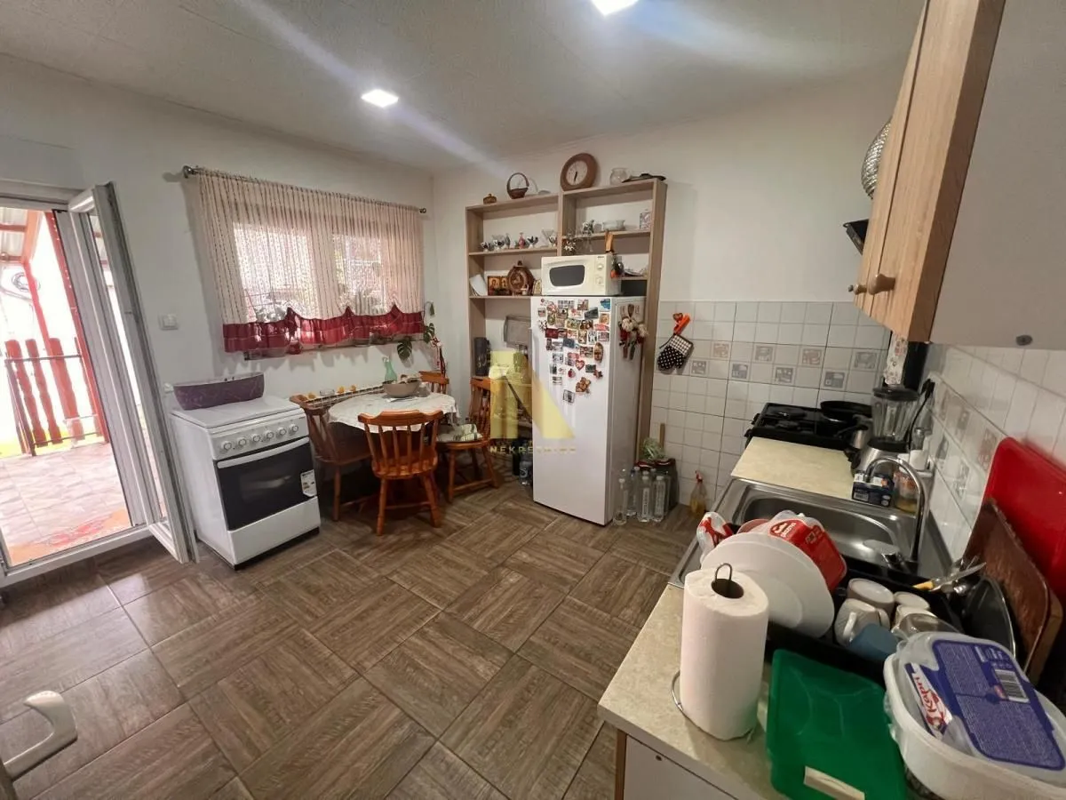 Prodaja, kuća, 250m², Veternik, Novi Sad Sve Podlokacije