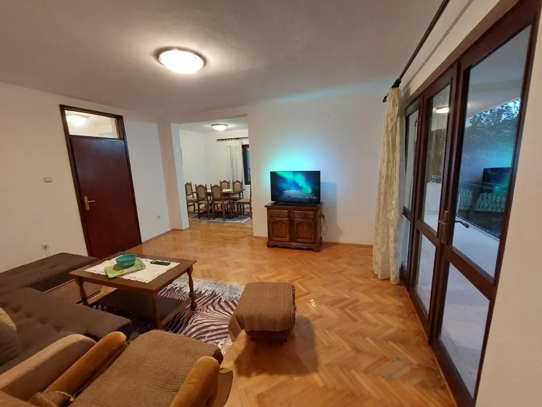 Izdavanje, dvosoban stan, 91m², Šušanj, Bar