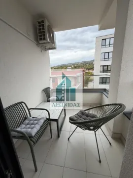 Namešten balkon sa garniturom za sedenje i klima uređajem. - image 8