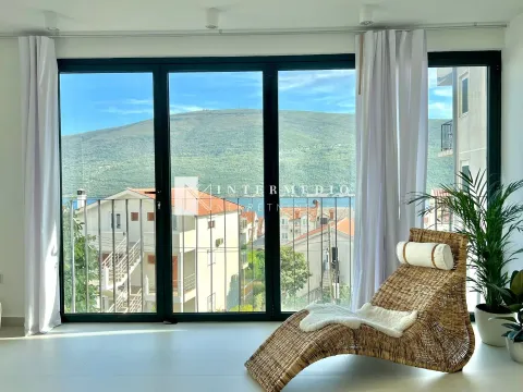 Izdavanje, dvosoban stan, 130m², Đenovići, Herceg Novi - image 3