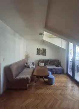 Dnevna soba sa garniturom za sjedenje i izlazom na terasu. - image 5