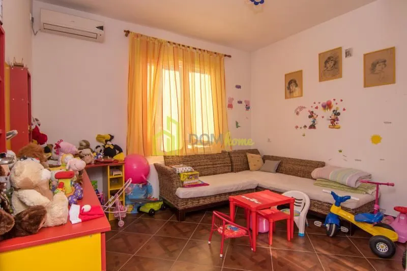 Izdavanje, kuća, 250m², Tološi, Podgorica