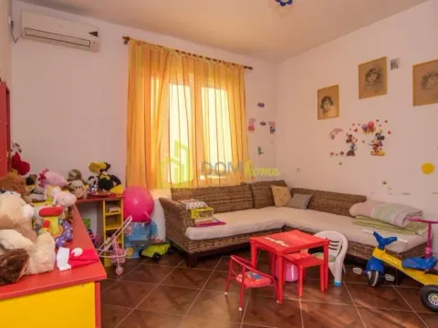 Izdavanje, kuća, 250m², Tološi, Podgorica - image 14
