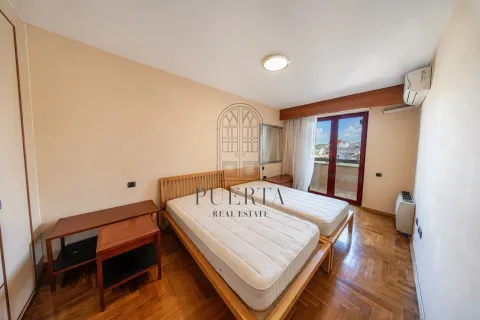 Prostrana spavaća soba sa drvenim krevetima i izlazom na terasu. - image 11