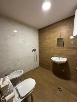 Moderne kupatilo sa tuš-kabinom, umivaonikom i sanitarijama. - image 8