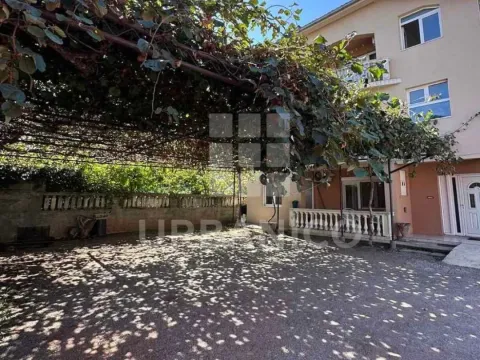 Izdavanje, dvosoban stan, 100m², Tološi, Podgorica - image 7