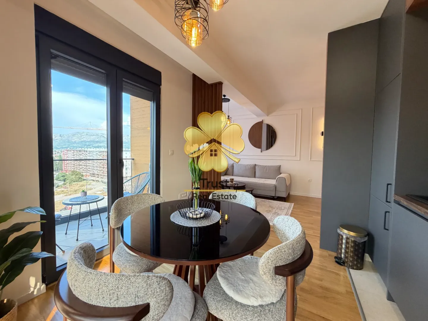 Modern dining area with a round table and a view of the terrace.