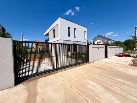 Prodaja, kuća, 225m², Gornja Gorica, Podgorica - image 2