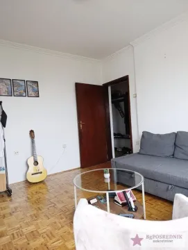 Dnevna soba sa garniturom, stočićem i gitarom. - image 8