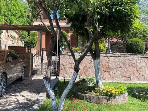 Izdavanje, kuća, 120m², Kotor, Crna Gora - image 4