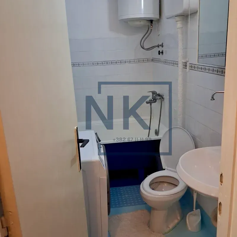 Manje kupatilo sa kadom, umivaonikom, toaletom i bojlerom.
