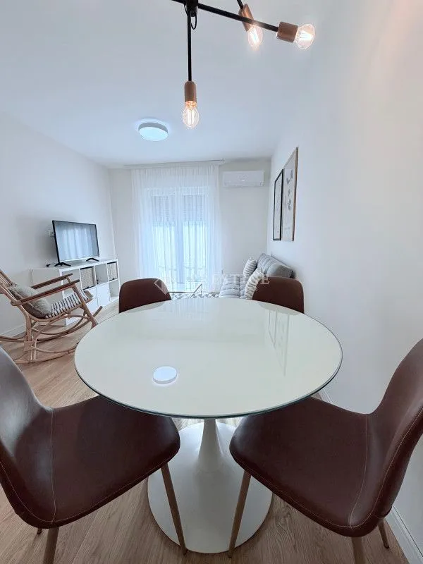 Izdavanje, jednosoban stan, 39m², Pobrežje, Podgorica