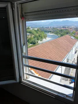 Pogled kroz prozor na rijeku i okolne planine. - image 5