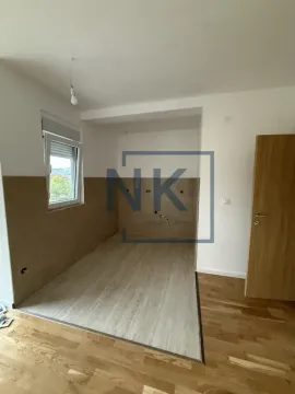 Nenamešten prostor predviđen za kuhinju sa pločicama na zidu i prozorom. - image 2