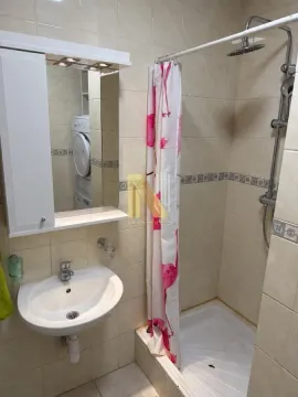 Kupatilo opremljeno umivaonikom, ogledalom sa ormarićem i tuš kabinom. - image 8