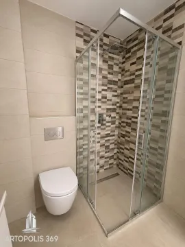 Moderno kupatilo sa tuš kabinom i ugradnom šoljom. - image 20