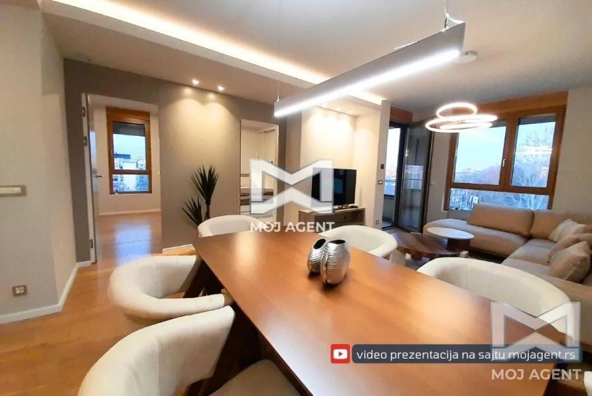 Izdavanje, trosoban stan, 76m², Niš, Srbija