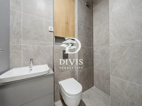 Moderno opremljeno kupatilo sa sivim pločicama, umivaonikom i visećom wc šoljom. - image 14