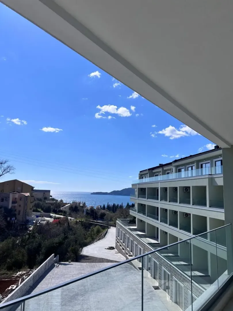 Pogled sa terase na zgradu i more.