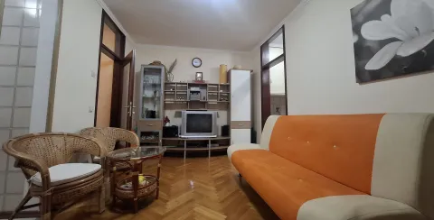 Dnevna soba sa garniturom, foteljama i televizorom. - image 4
