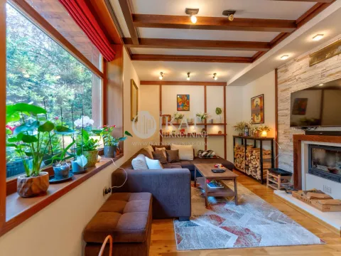 Prodaja, četvorosoban stan, 90m², 25. Maj, Zlatibor - image 12