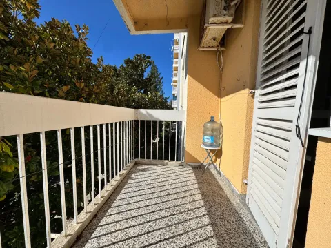 Manji natkriveni balkon sa bijelom ogradom i roletnama na prozoru. - image 7