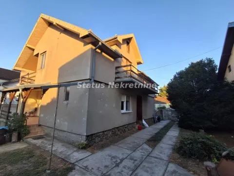 Pogled na spoljašnjost kuće sa dvorištem i prilazom. - image 10