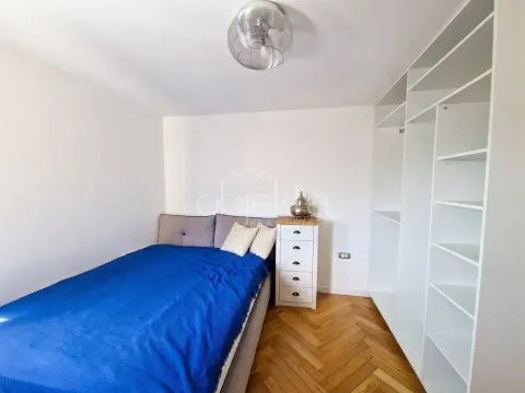 Namještena spavaća soba sa bračnim krevetom, komodom i ugradnim plakarom. - image 11