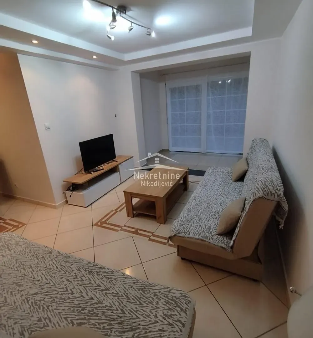 Izdavanje, trosoban stan, 70m², Šumice, Beograd