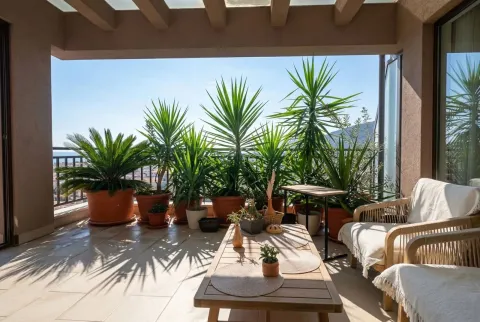 Svijetla terasa sa mediteranskim biljkama i garniturom za sjedenje. - image 9