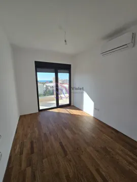 Prazna soba sa parketom, klima uređajem i izlazom na terasu. - image 7