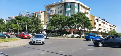 Pogled na stambenu zgradu i raskrsnicu u gradu. - image 8