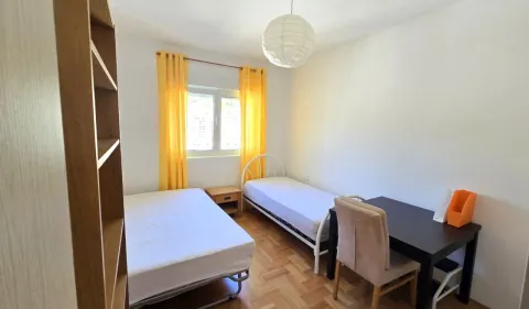 Spavaća soba sa dva kreveta, radnim stolom i policom. - image 4