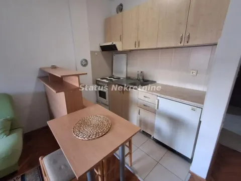 Manja kuhinja sa drvenim elementima i trpezarijskim stolom. - image 4