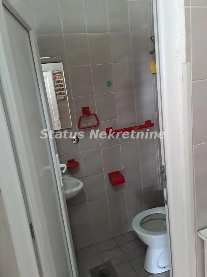 Smaller tiled bathroom with a toilet and washbasin.